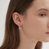 4-leaf Clover Flowers Hoops in gold on ear